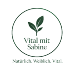 Vital mit Sabine Logo – Ganzheitliche Gesundheit für Frauen, mit Blattsymbol und Slogan: Natürlich. Weiblich. Vital.
