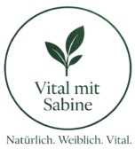 Vital mit Sabine Logo – Ganzheitliche Gesundheit für Frauen, mit Blattsymbol und Slogan: Natürlich. Weiblich. Vital.