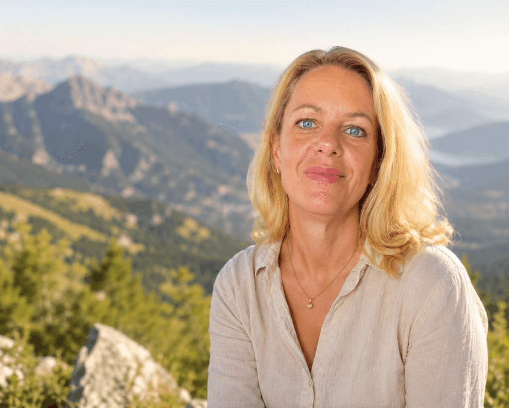 Sabine von Vital mit Sabine in den Bergen – ganzheitliche Gesundheit und Wohlbefinden für Frauen ab 40